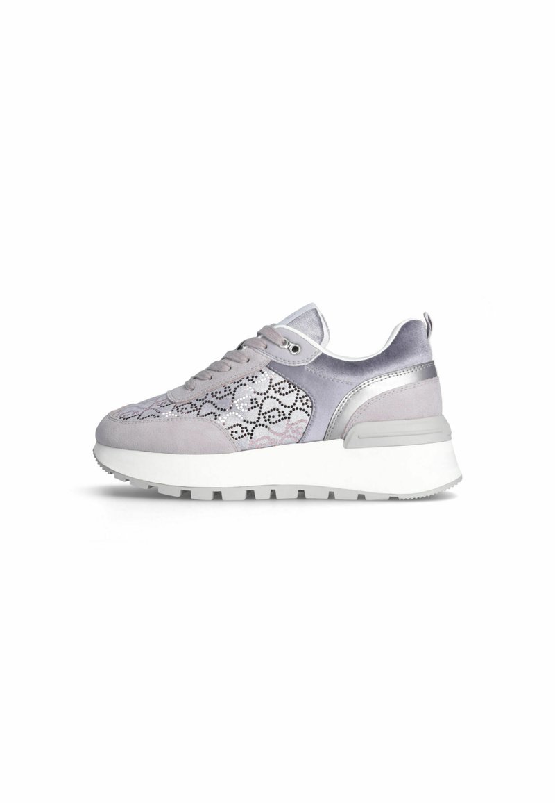 Sneaker grigio chiaro con una tomaia texturizzata che presenta un motivo. Accenti in tessuto liscio, suola bianca e design con lacci.