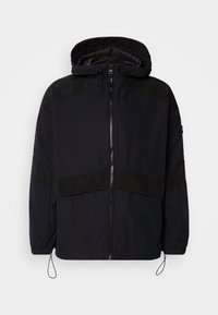 Černá kapucová bunda se zapínáním na zip, s kontrastními texturovanými panely a nastavovacími šňůrkami na kapuci a lemu.