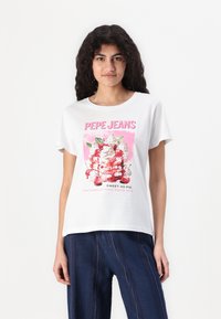 Valge puuvillane T-särk, millel on roosa jäätise graafika, "PEPE JEANS" logo ja "SWEET AS PIE" tekst. Lühikesed varrukad, mugav lõige. Üksikud triibulised teksapüksid.