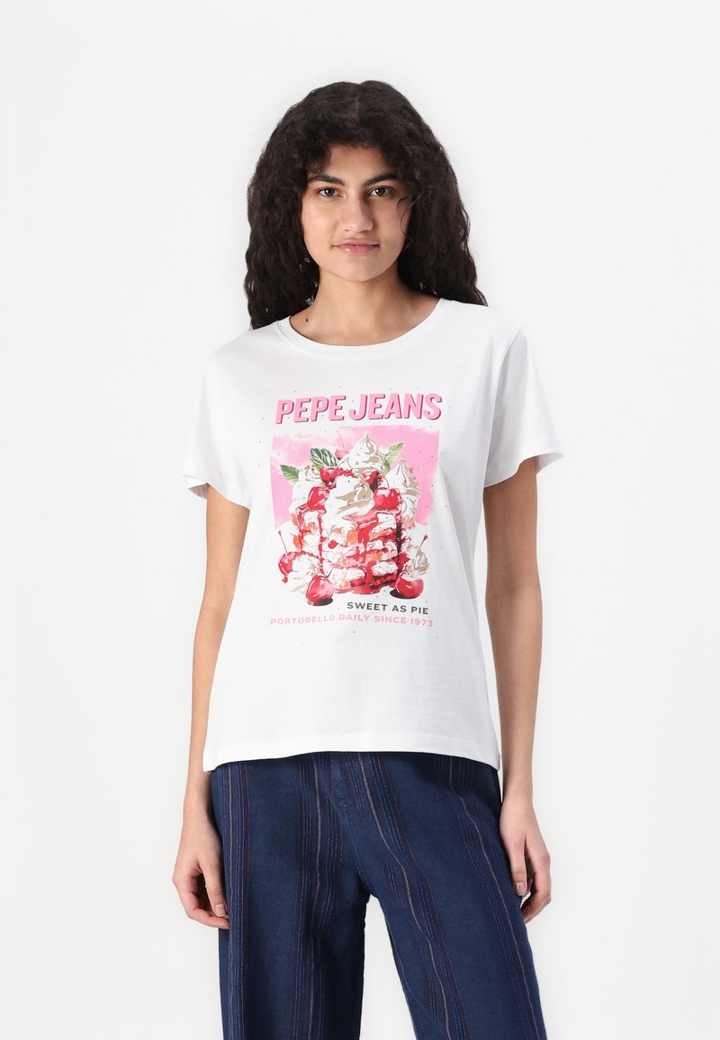 Valge puuvillane T-särk, millel on roosa jäätise graafika, "PEPE JEANS" logo ja "SWEET AS PIE" tekst. Lühikesed varrukad, mugav lõige. Üksikud triibulised teksapüksid.