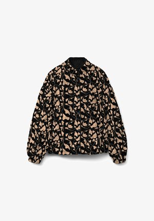 Zwarte bomberjack met een beige abstract bladerenpatroon, geribbelde kraag en elastische manchetten. Gemaakt van gewatteerde stof met een ritssluiting aan de voorkant.