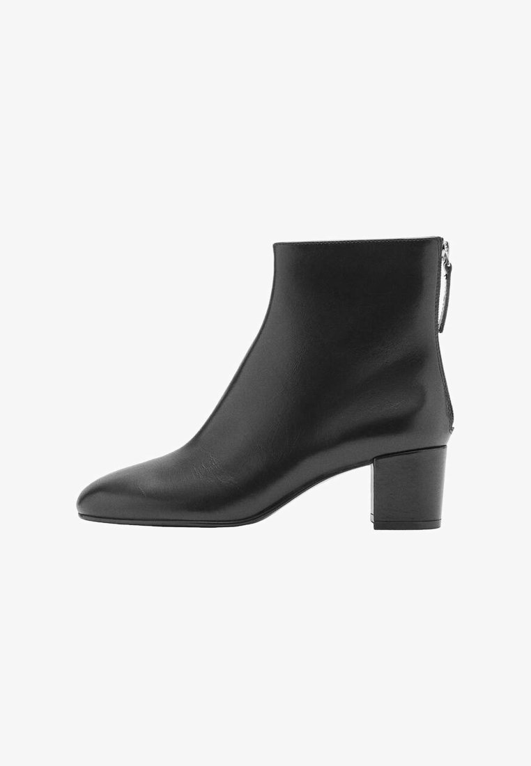 Schwarze Leder-Ankelboots mit spitzem Zehenbereich, glatter Oberfläche und Blockabsatz. Verfügt über einen seitlichen Reißverschluss für ein einfaches An- und Ausziehen.