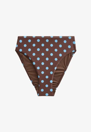 Hnedé bikiny s vysokým pásom a svetlomodrými bodkami, zobrazené na bielom pozadí.