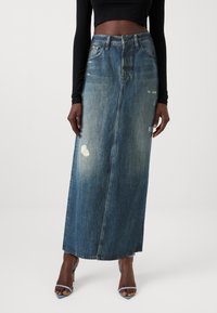 Jeans maxi krilo v temno modri barvi z obrabljenim videzom, z visokim pasom, stranskimi žepi in ravno silhueto.