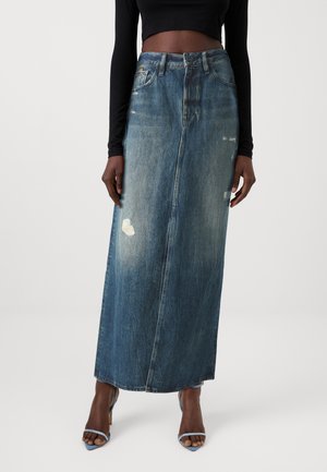 Denim-maksihame tummansinisena, jossa on kulutettu pinta. Hameessa on korkea vyötärö, sivutaskut ja suora siluetti.