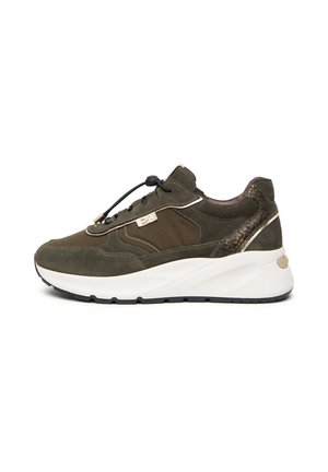 Grüner und brauner Wildleder-Sneaker mit weißer dicker Sohle und schwarzen Schnürsenkeln mit Stopper, von der Außenseite auf weißem Hintergrund gezeigt.