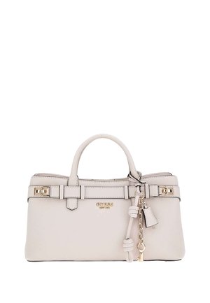 Sac à main Guess en cuir couleur crème avec poignées supérieures, logo doré, porte-clés et charme en forme de serrure décoratifs, et détails de sangle style ceinture.