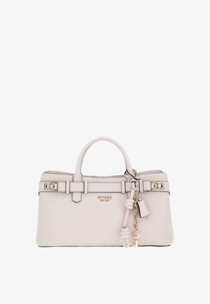 Sac à main Guess en cuir couleur crème avec poignées supérieures, logo doré, porte-clés et charme en forme de serrure décoratifs, et détails de sangle style ceinture.