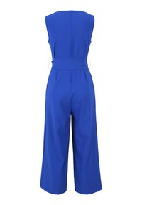 Modrý overal vyrobený z hladkej tkaniny, s širokými nohavicami, priliehavým pásom s opaskom a zapínaním na zips na chrbte.
