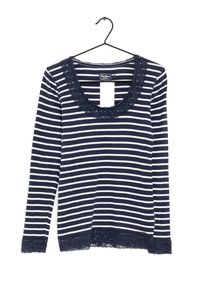 Marinblå och vit randig långärmad skjorta med vid rundad halsringning. Har spetsdetaljer vid halsringningen och ärmarna, hängande på en svart krok.