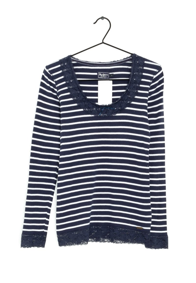 Navy ja valge triibuline pikkade varrukatega särk, lai ümar kaelus. Kaeluse ja mansettide ääred on kaunistatud pitsiga, ripub mustal konksul.