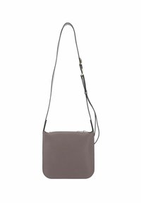 Bolso bandolera de cuero gris con forma cuadrada, correa ajustable y cierre de cremallera. Presenta un diseño minimalista y una textura suave.