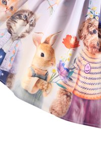 Rock mit Tieren in Kleidung: eine Katze in einem Pullover, ein Kaninchen mit Blumen und ein Hund in einem gestreiften Outfit, vor einem pastellfarbenen Hintergrund.
