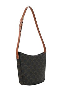 Petit sac à bandoulière style seau avec corps à motifs foncés et sangle en cuir marron réglable avec boucle.