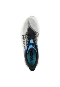 Chaussure de sport grise avec un dessus en maille respirante. Présente des accents noirs et bleus. Semelle blanche épaisse avec un logo sur le côté.
