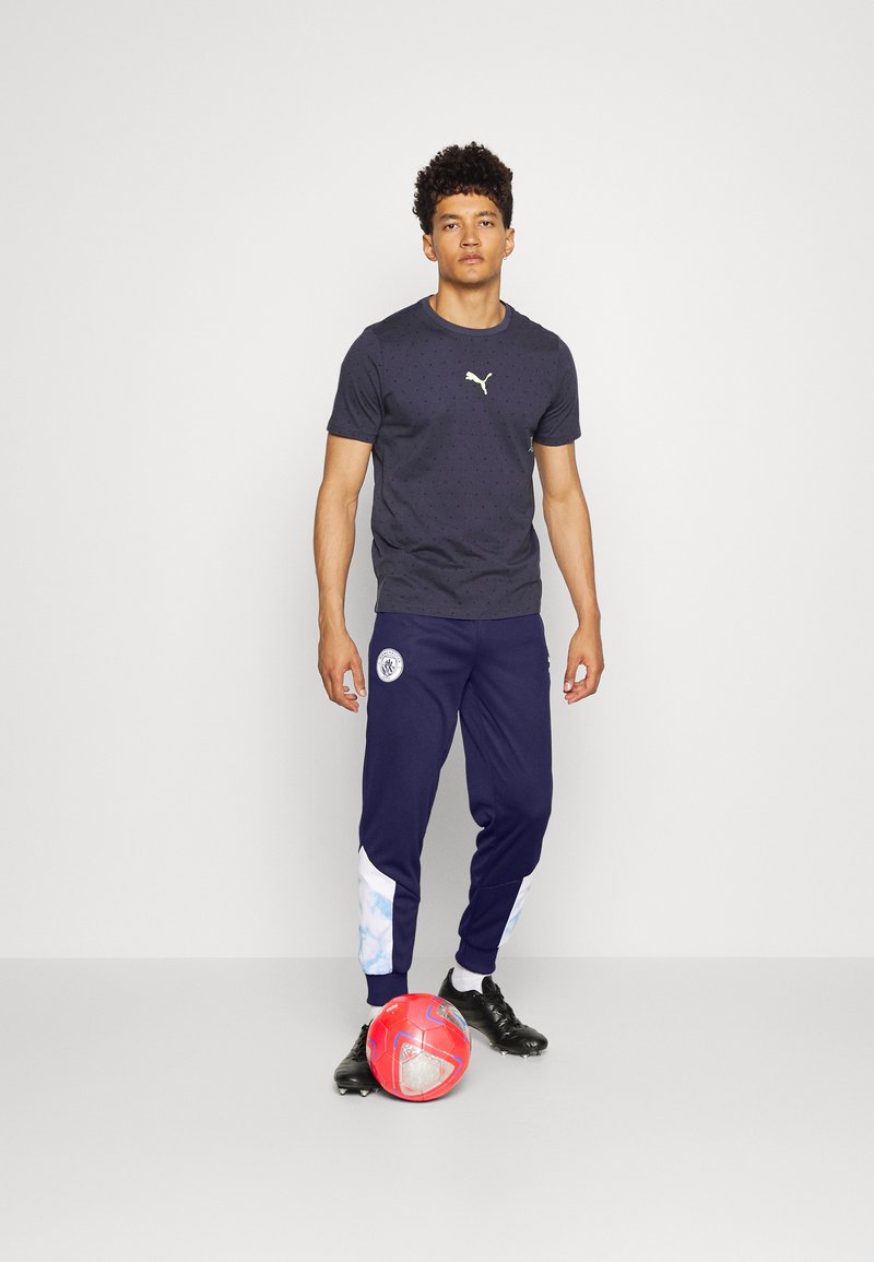 Herren Trainingsanzüge | Puma MANCHESTER CITY FC ICONIC TRACK PANTS Jogginghose peacoat/light blue/dunkelblau - OH11315 Herren Trainingsanzüge | Puma MANCHESTER CITY FC ICONIC TRACK PANTS Jogginghose peacoat/light blue/dunkelblau - OH11315