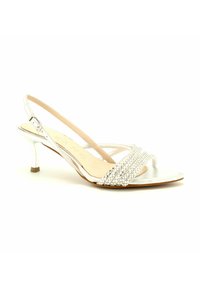 Sandalo slingback argento con tacco basso, decorato con cinturini incrociati e una superficie metallica liscia. Soletta beige chiaro e design minimalista.