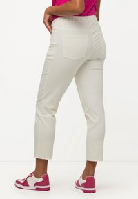 Ulla Popken EN BENGALINE SIENNA JAMBE ÉTROITE ET LONGUEUR 7/8 BAS DE JAMBE LÉGÈREMENT FRANGÉ. - Pantalones - offwhite