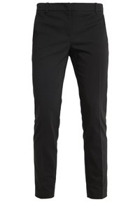 Pantaloni neri su misura con una vestibilità slim, realizzati in tessuto morbido. Presentano una vita standard e tasche frontali, con un design pulito e slanciato.