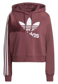 Sudadera burdeos con logo blanco de Adidas, que presenta un diseño diagonal único, texturas de tela contrastantes y tres franjas blancas en las mangas.