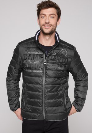 Schwarze Windjacke mit Reißverschluss, gesteppter Optik, gedruckten Textelementen, seitlichen Taschen und kontrastierenden Verzierungen am Kragen.