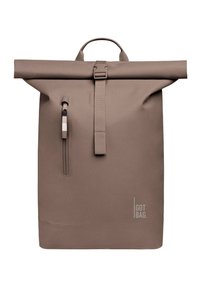 Sac à dos roll-top en marron, fabriqué à partir de matériaux durables. Doté d'une poche zippée sur le côté et d'un logo bien en vue en bas. Texture lisse.