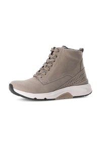 Baskets montantes gris clair avec un design à lacets, en suède, avec des accents texturés et une semelle intermédiaire blanche avec une semelle extérieure noire.