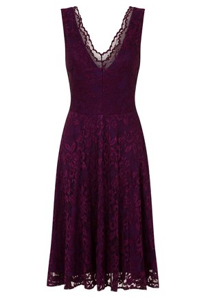 Fialové krajkové šaty s hlubokým výstřihem do V a bezrukávovým designem. Rozšířená sukně s propracovanými květinovými vzory. Texturované krajkové detaily.