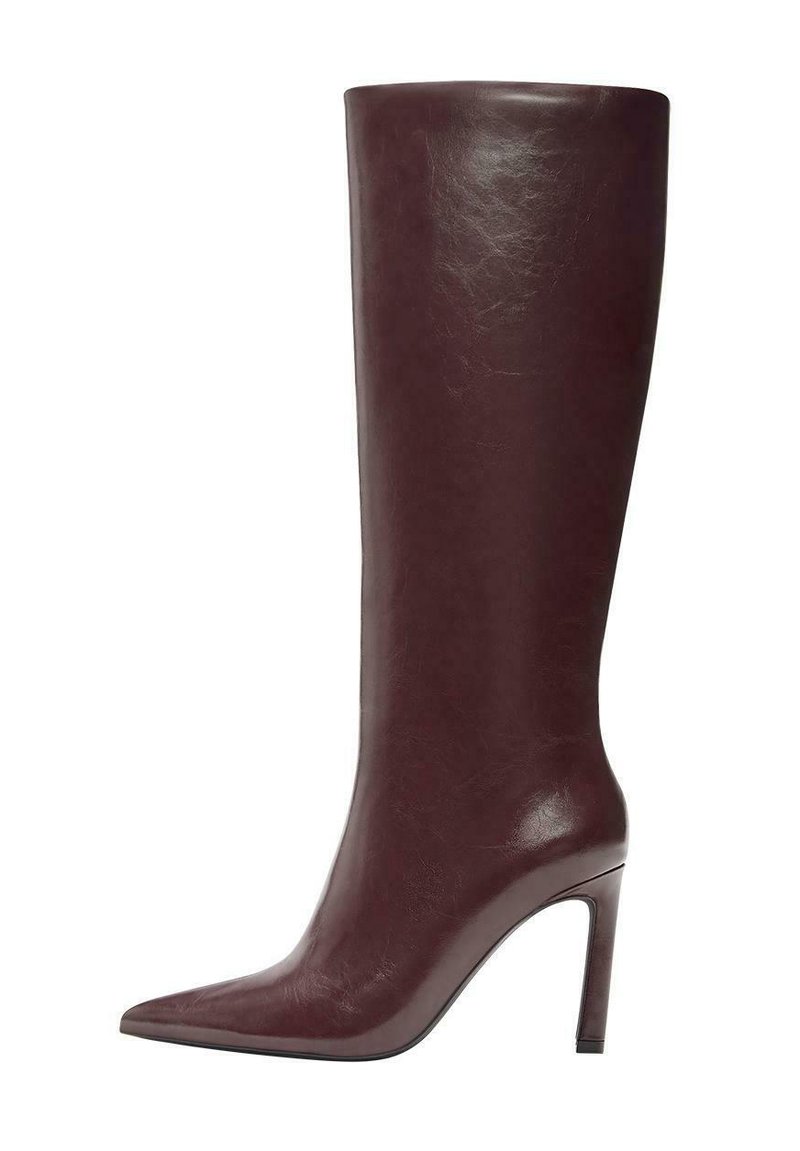 Cizme din piele bordo până la genunchi, cu vârf ascuțit și toc stiletto. Textură netedă cu accente minime și un design al tijei strâns pe picior.