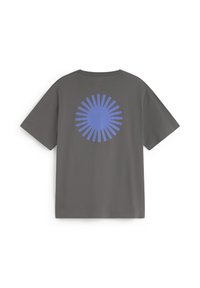 Grijs katoenen T-shirt met korte mouwen. Op de achterkant een blauw cirkelvormig ontwerp met uitstralende lijnen. Ronde hals, ontspannen pasvorm.