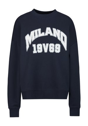 Marineblaues Sweatshirt mit Rundhalsausschnitt und weißem "MILANO 19V69" Schriftzug in fetter, gebogener Varsity-Schrift auf der Vorderseite.