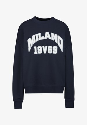 Marineblauwe crewneck trui met witte tekst "MILANO 19V69" in gedurfde, gebogen varsity-stijl lettertype aan de voorkant.