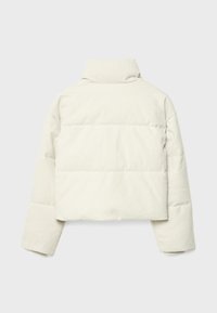 Cremfarbener, kurz geschnittener Puffermantel mit hohem Kragen und langen Ärmeln, von hinten auf einem schlichten, hellen Hintergrund gezeigt.