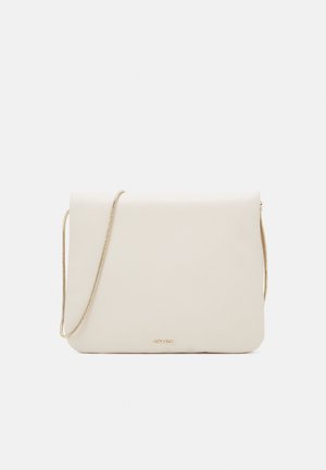 Clutch tas in zacht crèmekleurig materiaal met een omgevouwen flap, gouden kettingband en subtiele logo-detail aan de onderkant. Soepele textuur.