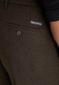 Bruine wollen mix broek met een textuurafwerking, voorzien van een knoopsluiting en een Marc O'Polo-label op de achterzak.