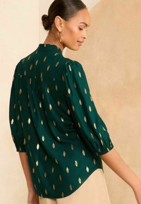 Love & Roses RUFFLE V NECK 3/4 SLEEVE BUTTON THROUGH PETITE - Blúzka so zapínaním na gombíky - green foil