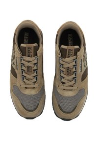 Bruine en beige sportschoenen van suède en mesh materiaal, met grijze veters, rubberen zolen en opvallende merkbranding aan de zijkant.