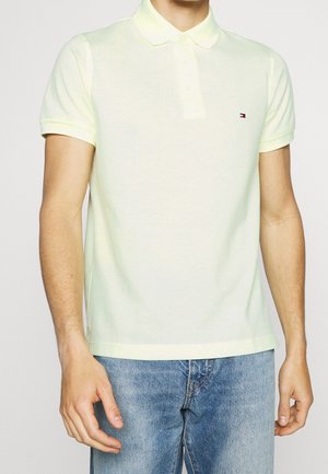 Lichtgele polo shirt met korte mouwen en een kraag, voorzien van een klein logo op de borst. Gemaakt van een textuur katoenmix.