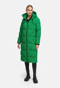 Groene gewatteerde parka met capuchon, voorzien van een rits en zijzakken. Het ontwerp heeft een gewatteerd patroon en elastische koordjes.
