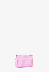 Borsetta a tracolla con paillettes rosa, caratterizzata da una superficie texture, con chiusura a pattina e una tracolla dorata. Forma rettangolare compatta.