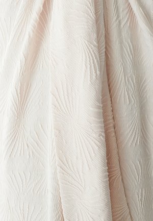 Pehmea roosa tekstuuriga kangas, millel on korduv palmilehe muster. Materjal näeb välja kerge ja veidi läikiv.