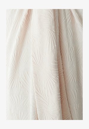 Pehmea roosa tekstuuriga kangas, millel on korduv palmilehe muster. Materjal näeb välja kerge ja veidi läikiv.