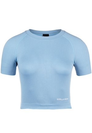 Světle modrý, přiléhavý crop top s krátkým rukávem. Vyrobeno z hladkého materiálu, s kulatým výstřihem a logem na předním lemu.