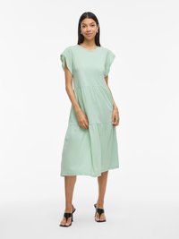 Mintgrön knädress i mjukt tyg, med korta volangärmar, en avslappnad passform och en lagd design vid midjan.
