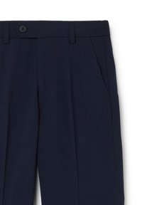 Pantalons bleu marine en tissu texturé, avec une fermeture à bouton, une coupe plate et des poches latérales. Ajustement sur mesure avec un design épuré.