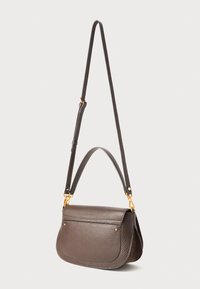 Borsa a tracolla in pelle marrone con texture, forma curva, chiusura a pattina piatta, dettagli in metallo dorato e tracolla regolabile.
