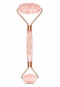 Różowy jadeitowy roller do twarzy z teksturowanymi głowicami, metalowymi akcentami w kolorze złotym oraz gładką rączką z napisem "CRYSTALLOVE" w złotej literze.