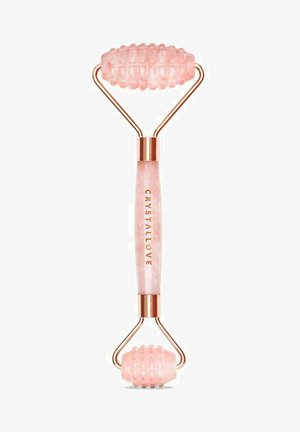 Różowy jadeitowy roller do twarzy z teksturowanymi głowicami, metalowymi akcentami w kolorze złotym oraz gładką rączką z napisem "CRYSTALLOVE" w złotej literze.