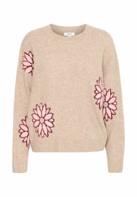 Pull en tricot beige avec un col rond et des manches longues, orné d'une broderie de fleurs roses sur le devant et les manches. Texture douce.