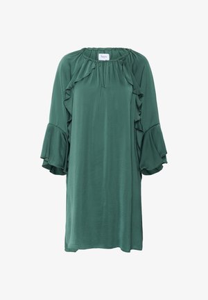 Abito verde, lungo fino al ginocchio, realizzato in un tessuto morbido, con dettagli arricciati lungo il colletto e maniche a campana. Texture morbida.